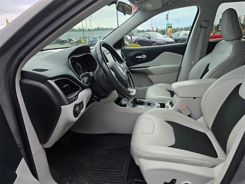 Used 2020 Jeep Cherokee Latitude Plus image 8