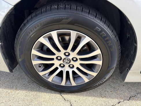 Used 2020 Toyota Sienna XLE Premium image 10