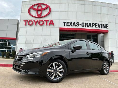 Used 2025 Nissan Versa SV FWD image 2