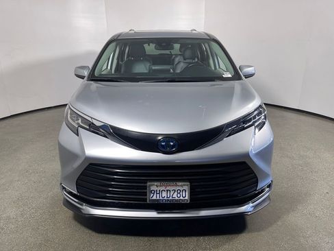 Certified 2023 Toyota Sienna XLE image 8