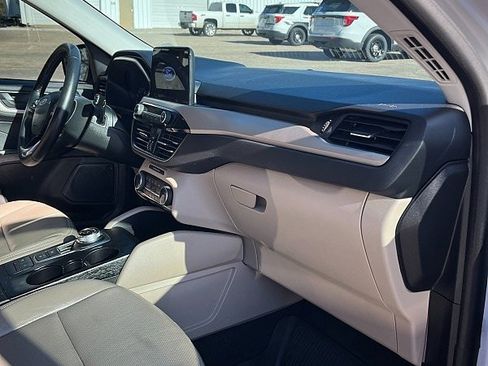 Used 2022 Ford Escape SE w/ SE Sport Appearance Package image 16