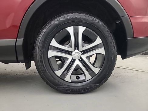 Used 2018 Toyota RAV4 LE AWD/4WD image 9