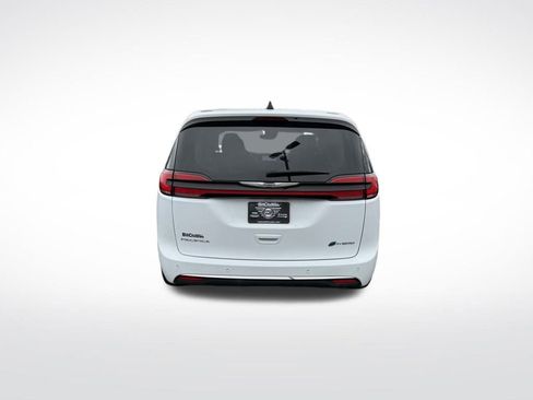 Used 2023 Chrysler Pacifica Touring-L image 6