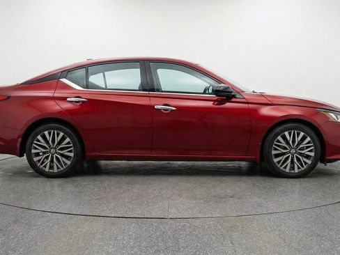 Used 2025 Nissan Altima 2.5 SV image 9