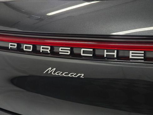 Certified 2025 Porsche Macan image 33