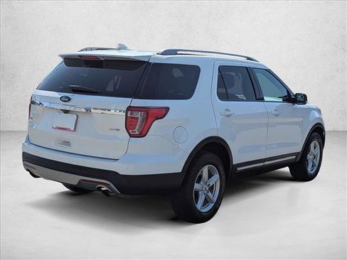 Used 2017 Ford Explorer XLT w/ Equipment Group 202A image 5