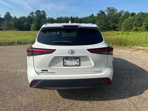 Used 2023 Toyota Highlander Limited FWD image 8