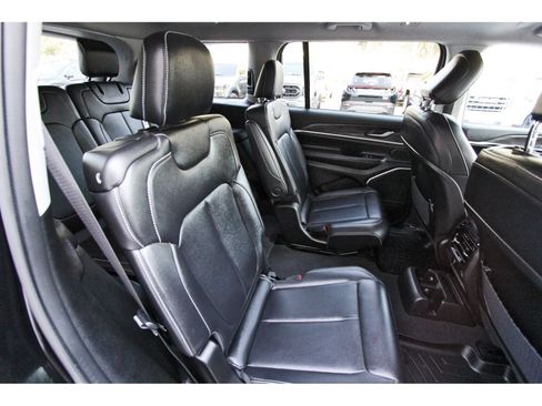 Used 2023 Jeep Grand Cherokee L Limited w/ Black Appearance Package AWD/4WD image 14