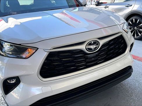 Used 2022 Toyota Highlander XLE AWD/4WD image 31