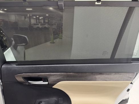 Used 2023 Toyota Highlander L image 31