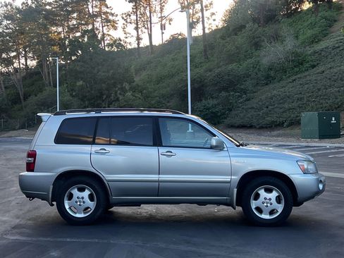 Used 2005 Toyota Highlander 2WD V6 w/ 3rd Row image 5