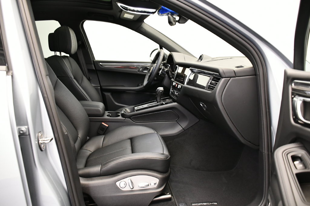 Certified 2026 Porsche Macan Turbo AWD/4WD image 50