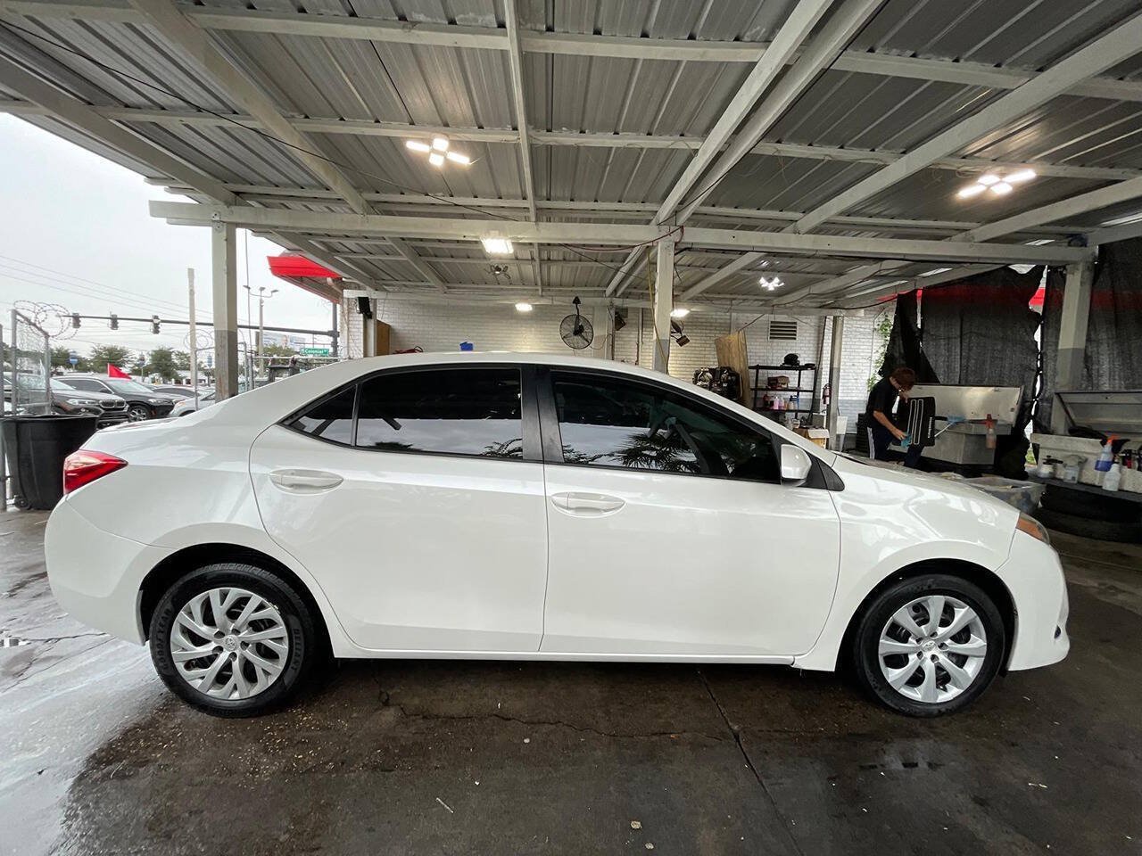 Used 2017 Toyota Corolla LE FWD image 4