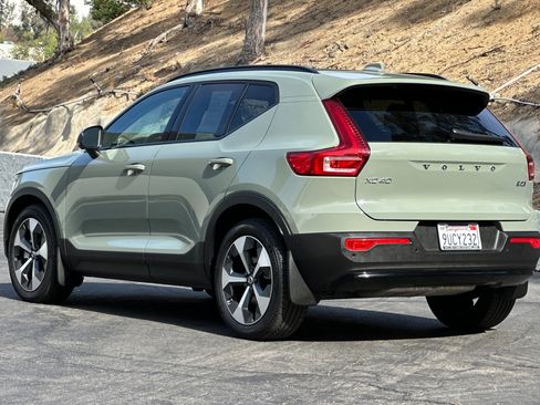Certified 2025 Volvo XC40 B5 Plus AWD/4WD image 7