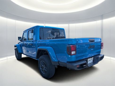 New 2025 Jeep Gladiator Sport image 5