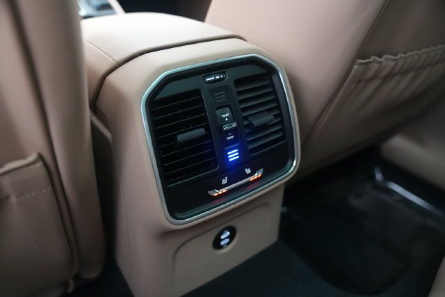 Certified 2026 Porsche Macan AWD/4WD image 33