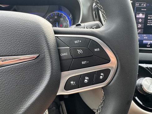 Used 2024 Chrysler Pacifica Touring-L FWD image 12
