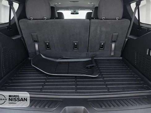 Used 2024 Chevrolet Suburban LS RWD image 14