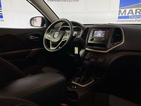 Used 2017 Jeep Cherokee Sport FWD image 23