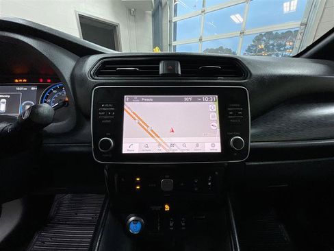Used 2020 Nissan Leaf SV w/ SV Technology Package image 18