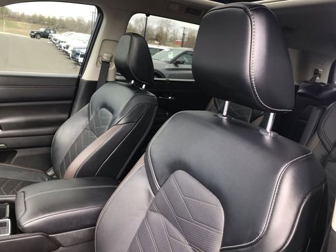 Used 2024 Nissan Pathfinder Platinum FWD image 11