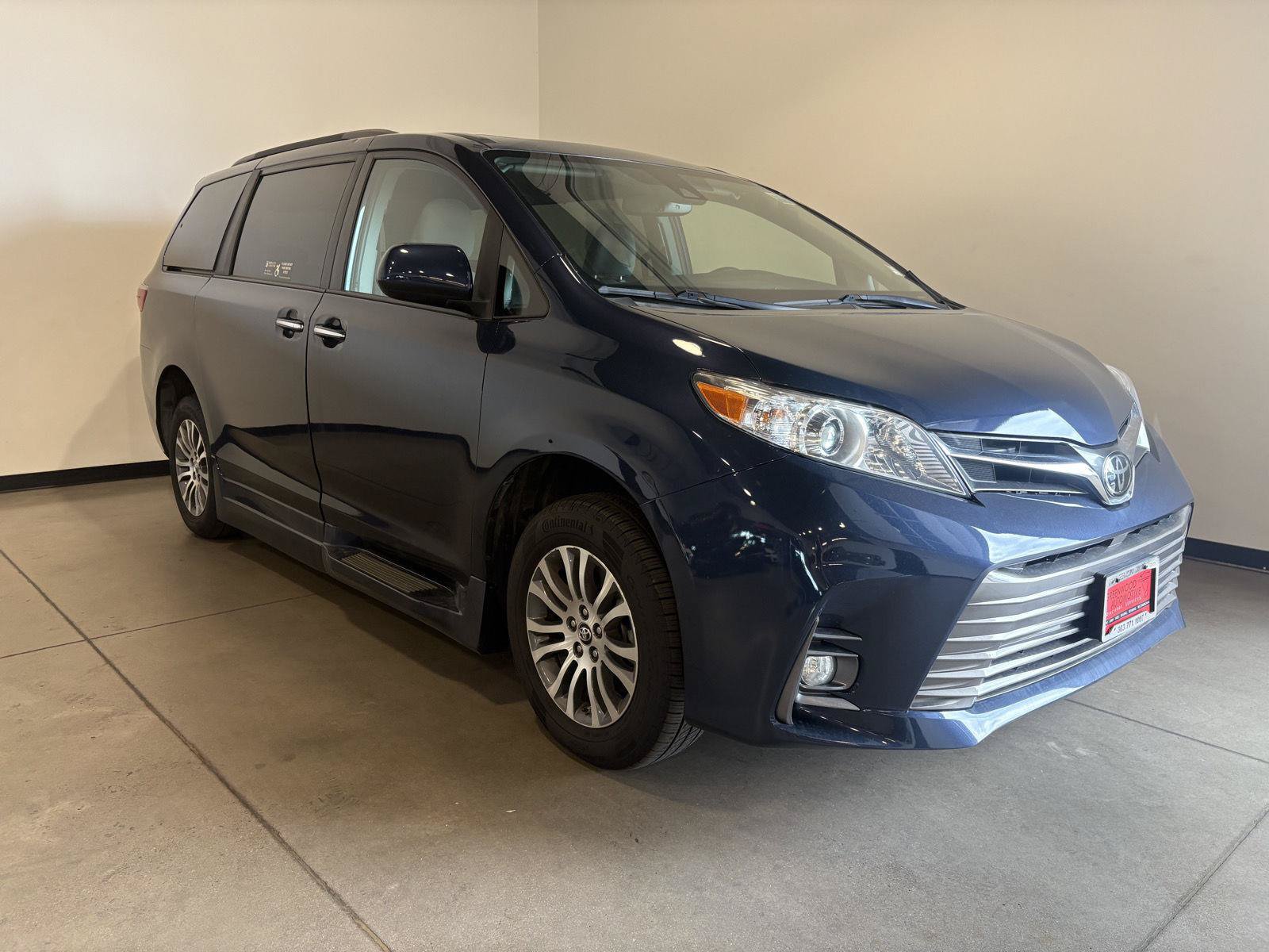 Used 2018 Toyota Sienna XLE w/ XLE Navigation Package FWD image 1
