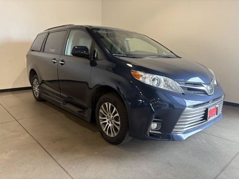Used 2018 Toyota Sienna XLE w/ XLE Navigation Package FWD image 1