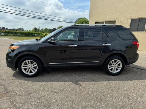 Used 2015 Ford Explorer XLT w/ Equipment Group 202A AWD/4WD image 5
