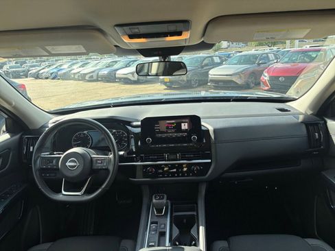 Used 2025 Nissan Pathfinder SV FWD image 36