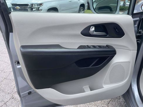 Used 2020 Chrysler Pacifica Limited FWD image 5