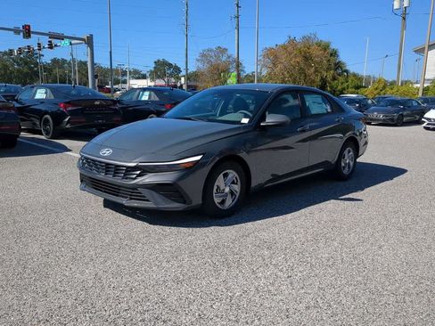 New 2026 Hyundai Elantra SE FWD image 2