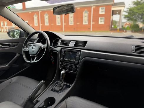 Used 2018 Volkswagen Passat 2.0T R-Line FWD image 13