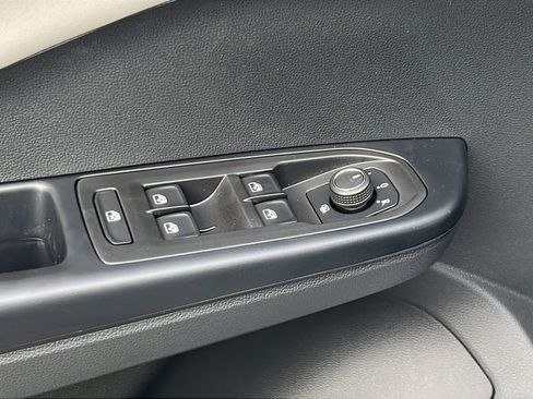 New 2025 Volkswagen Taos SE image 15