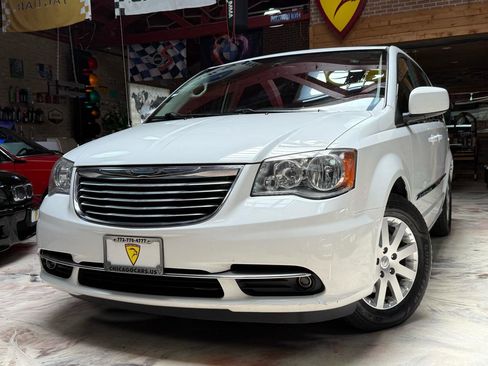 Used 2014 Chrysler Town & Country Touring FWD image 1
