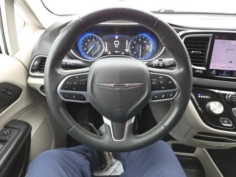 Used 2022 Chrysler Pacifica Touring-L image 50
