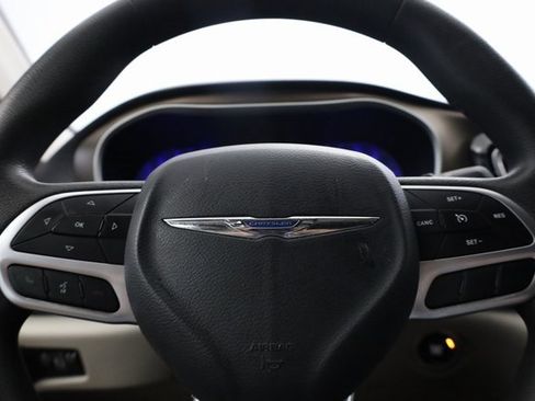 Used 2018 Chrysler Pacifica LX image 14