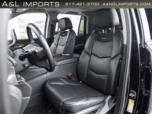 Used 2019 Cadillac Escalade Luxury image 3