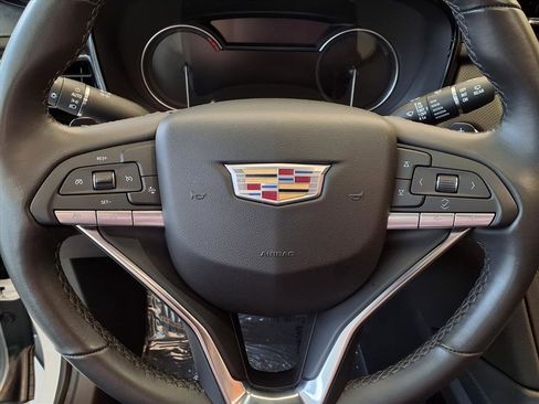 Used 2025 Cadillac XT6 Luxury image 7