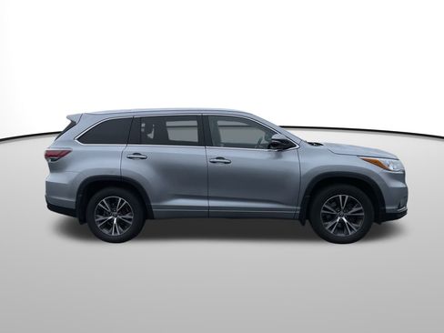 Used 2016 Toyota Highlander XLE image 2