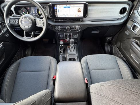 Used 2025 Jeep Wrangler Willys AWD/4WD image 24
