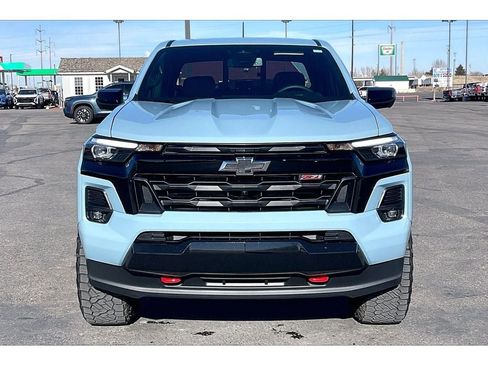 Used 2025 Chevrolet Colorado Z71 w/ Technology Package AWD/4WD image 3