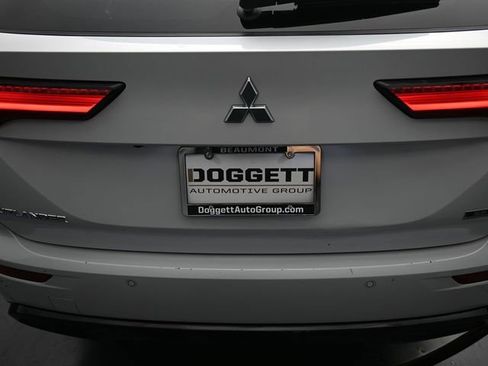 Used 2023 Mitsubishi Outlander SE image 12