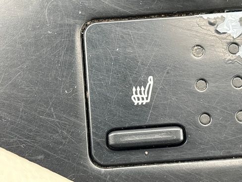 Used 2020 Toyota Camry XLE w/ Sunroof Package image 17