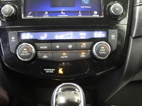 Used 2018 Nissan Rogue SV image 15