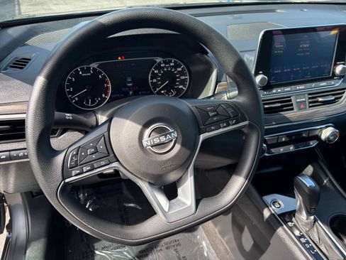Used 2025 Nissan Altima 2.5 SV FWD image 24
