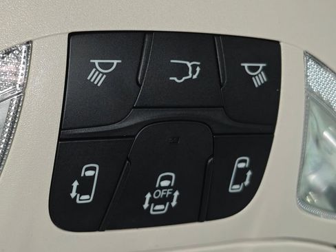 Used 2023 Chrysler Voyager LX FWD image 9