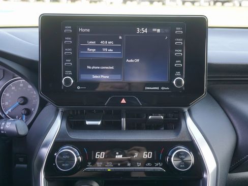 Certified 2022 Toyota Venza LE image 10