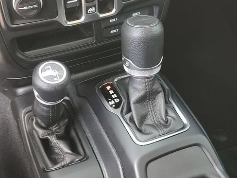 Used 2023 Jeep Gladiator Sport AWD/4WD image 19