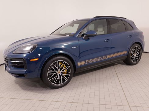 Used 2024 Porsche Cayenne S AWD/4WD image 1