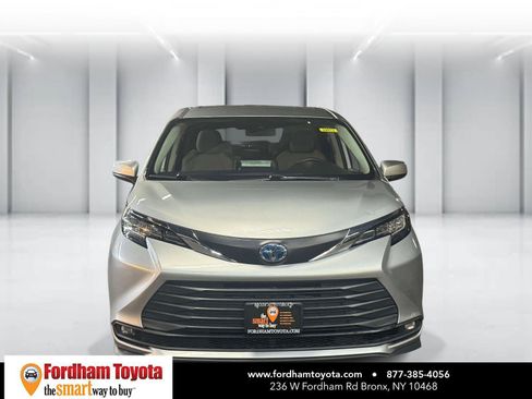 Used 2021 Toyota Sienna LE FWD image 2